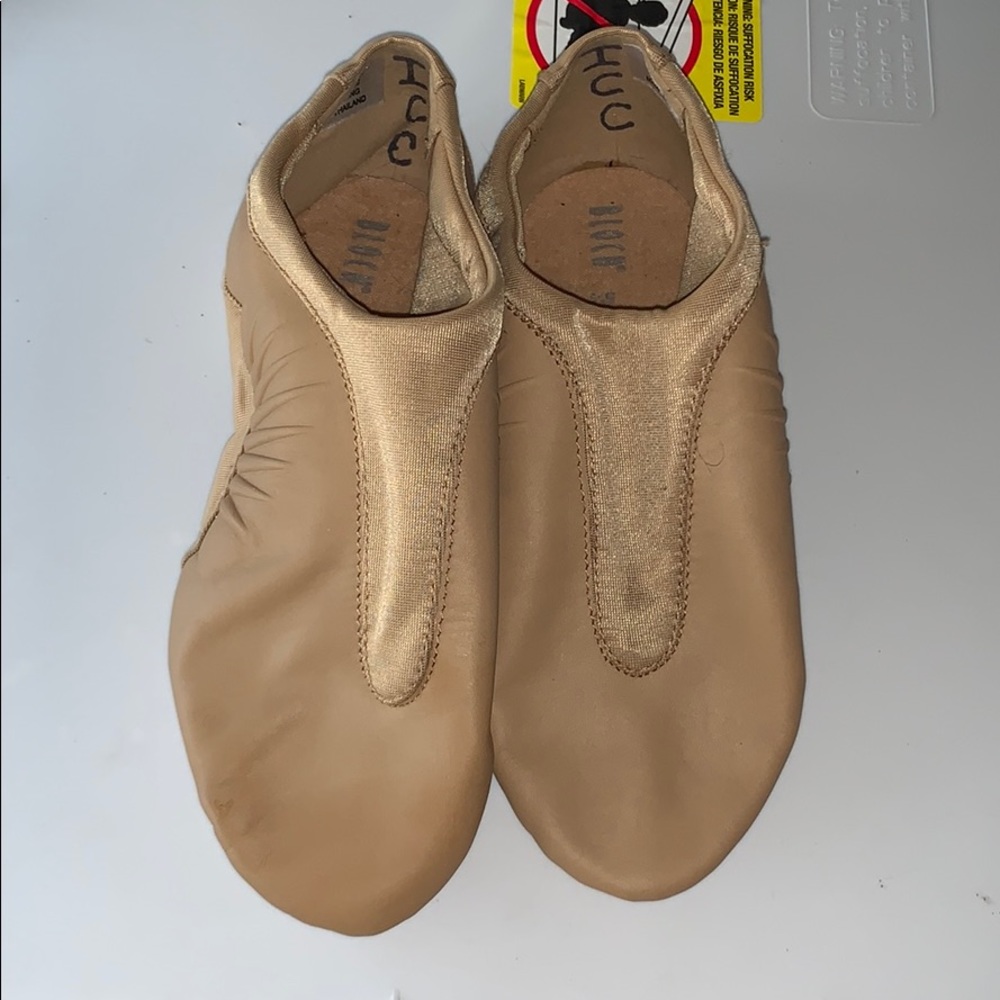 Basically NWOT tan Bloch “pulse” jazz shoes